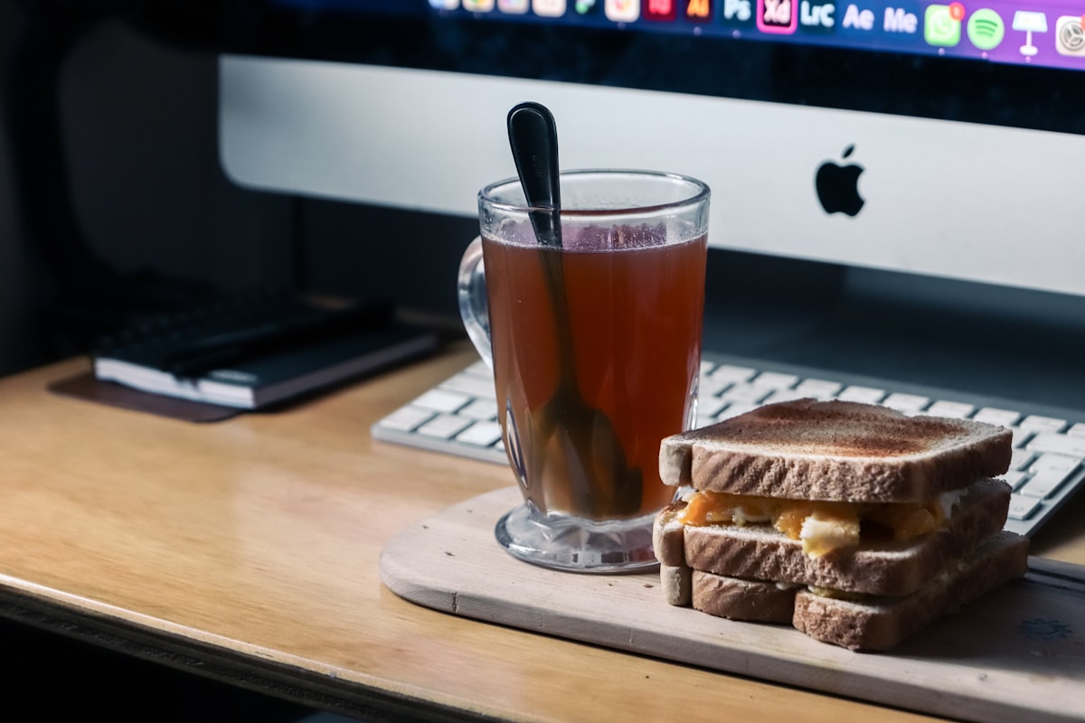 Nutrizionista che prepara un pasto salutato equilibrato